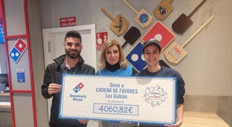 El primer Domino's Pizza en abrir en Churriana entrega un cheque a la asociación Cadena de Favores Las Gabias